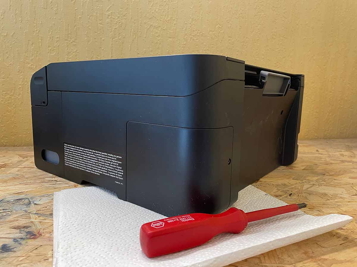 How to Waste Tank ausbauen: Waste Tank Klappe