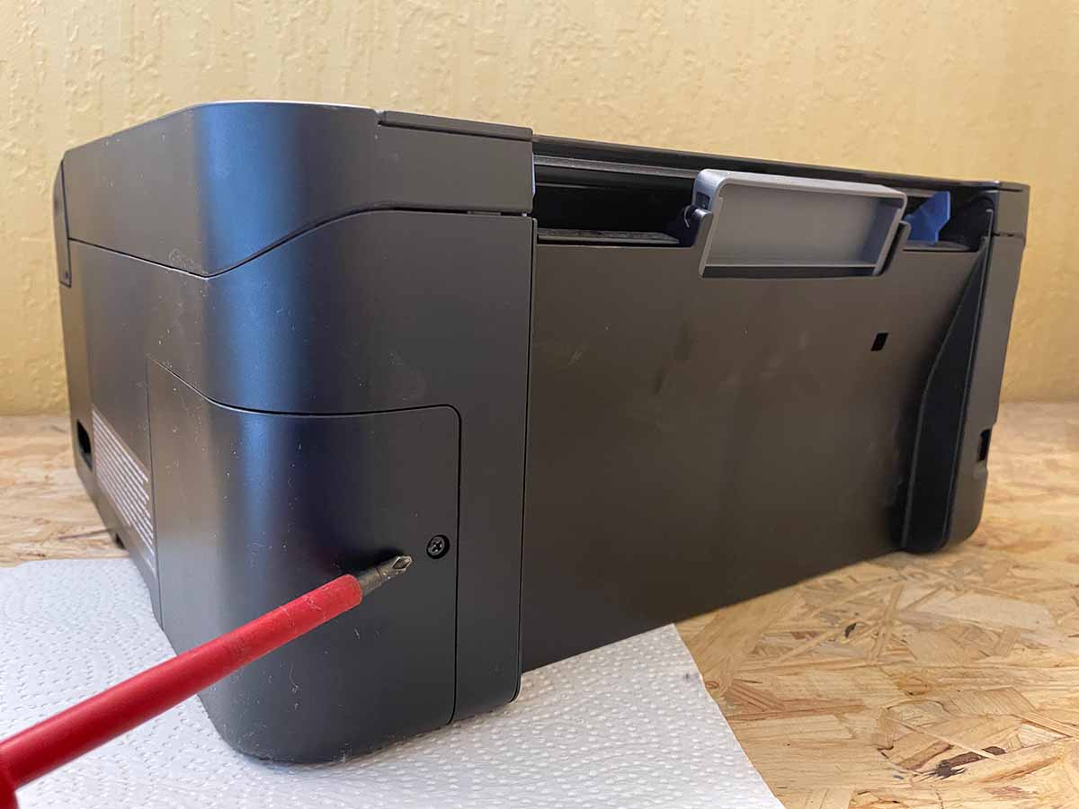 How to Waste Tank ausbauen: Waste Tank Klappe Schraube entfernen