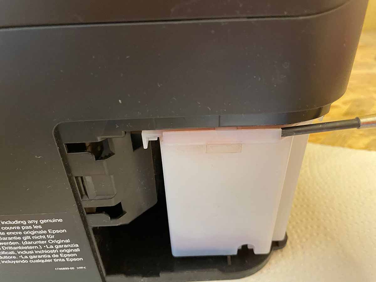 How to Waste Tank ausbauen: Waste Tank Clip ausclippen